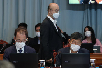 `다주택` 김조원 민정수석, 도곡동 남기고 잠실 아파트 팔 듯