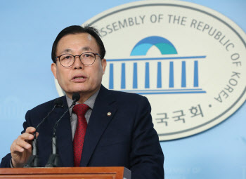 이채익 "국방부, '백선엽 서울현충원 안장' 특혜논란 의식"