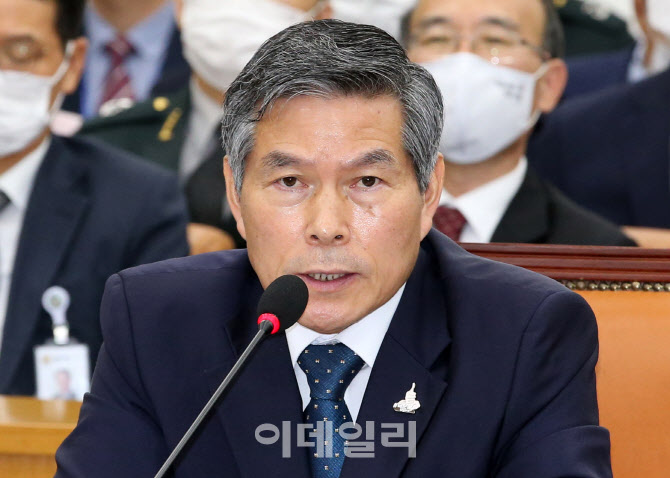 [포토]정경두 장관, “탈북민 월북 무한책임…경계태세는 정상”