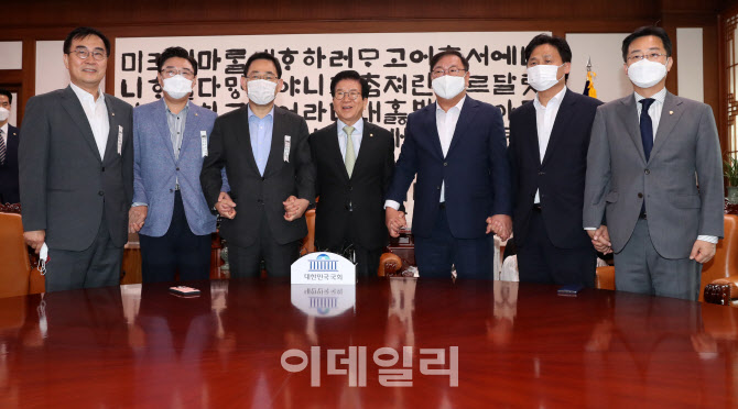 [포토]박병석 의장-여야 원내대표 회동…부동산 세법·공수처 이견 재확인