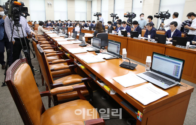 [포토]미래통합당 없이 진행하는 국회 행정안전위원회 전체회의