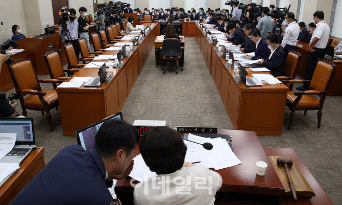 [포토]행안위 전체회의 불참한 미래통합당