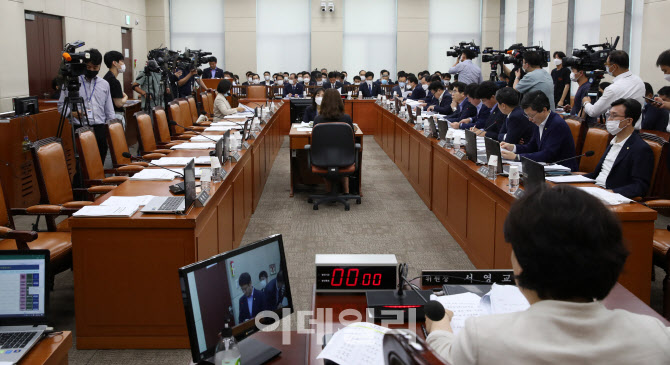 [포토]행안위 전체회의 불참한 미래통합당 의원들