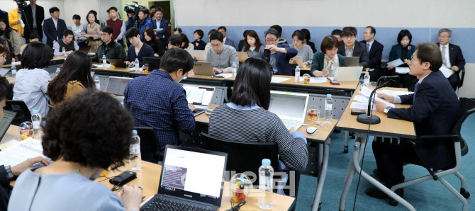 교권침해 4년간 1만298건…학생이 교사 성희롱 2배 증가