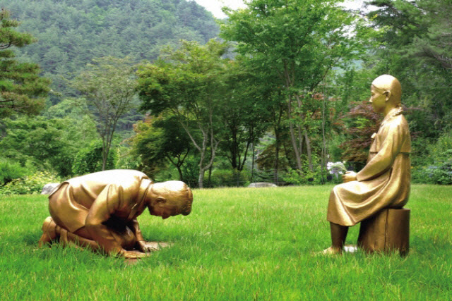 '아베 사죄상' 제막식, 결국 취소..."아베였으면 좋겠지만"