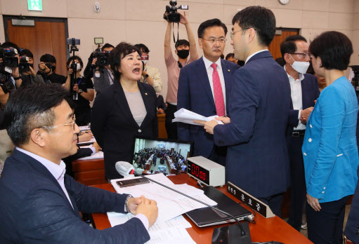 법사위, 임대차법 여당 단독 처리…통합당 불참