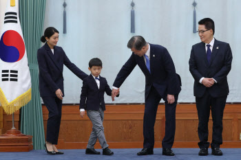 文대통령, 이인영·박지원에 임명장…가족에 은방울꽃 산부추꽃 의미는