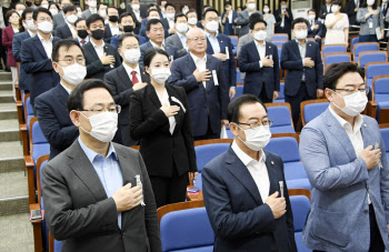 거여 독주에 `속수무책` …통합당, 장외투쟁 카드 꺼내나