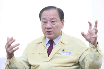 `택시운전대 잡는` 유동균 마포구청장 “생계에서 이젠 소통창구로"