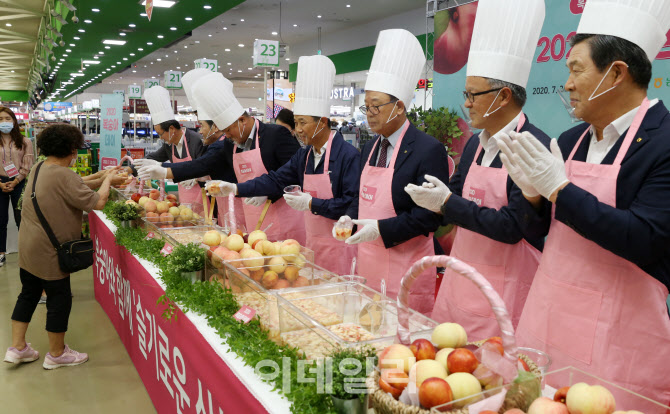 [포토] 더위 극복하는 과일