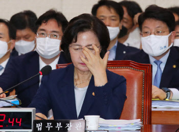 "추미애 '소설 쓰시네' 발언에 자괴감"..소설가협회, 사과 요구 (전문)