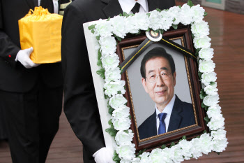 "박원순폰, 서울시 명의인데"…피해자 측, '포렌식 중단' 비난
