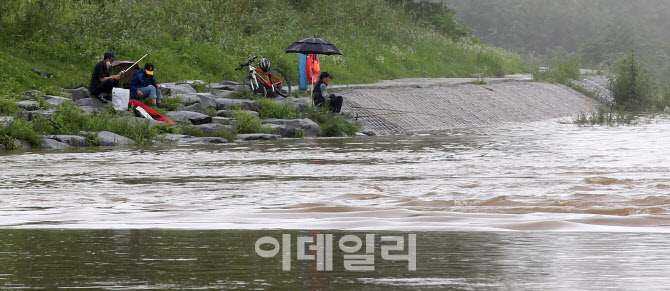 [포토]비가 고마운 낚시꾼