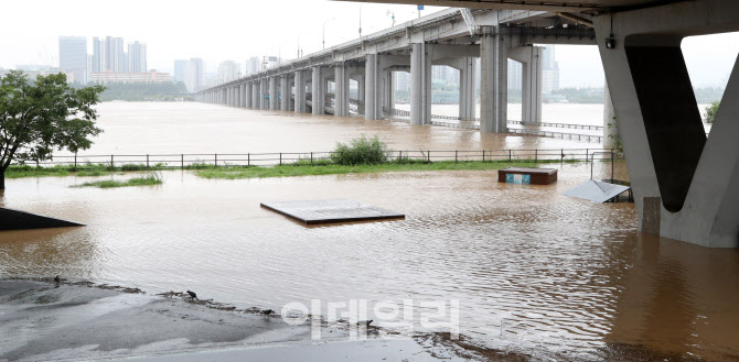 [포토]잠수교 '출입금지'…중부지방 폭우에 비상