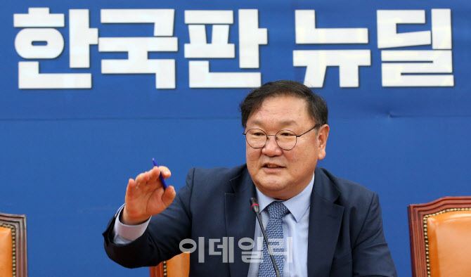 [포토]경제지 합동 기자회견에서 발언하는 김태년 원내대표