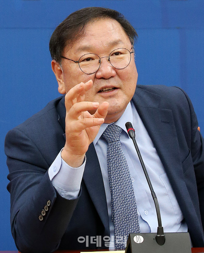 [포토]경제지 합동 기자회견에서 발언하는 김태년