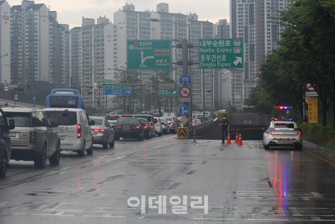 [포토]동부간선도로 통제로 꽉 막힌 주변 도로