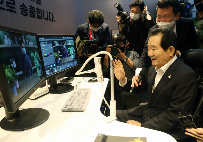 [포토] 한국가상증강현실콤플렉스 방문한 정총리