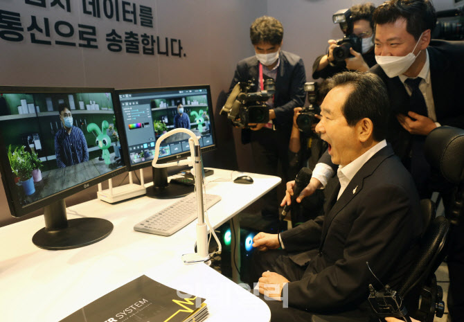 [포토] 3D 캐릭터 AR 라이브 방송 체험하는 정총리