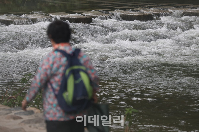 [포토]수위 낮아진 홍제천, 여전히 염려되는 물살