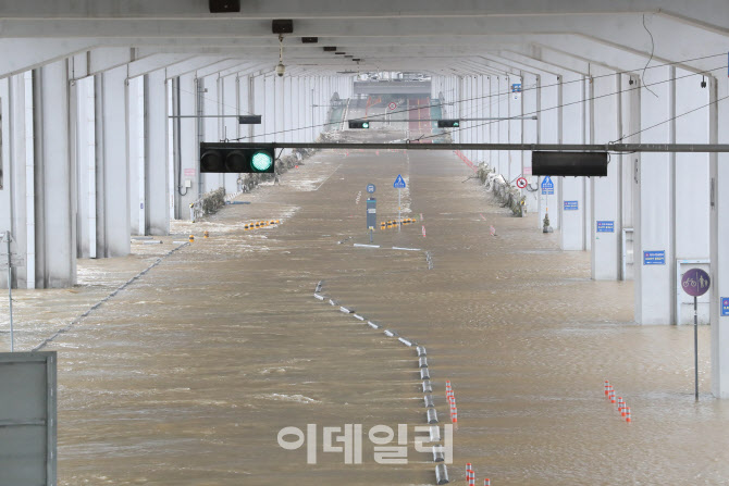 [포토]비는 그쳤지만 여전히 통제된 잠수교