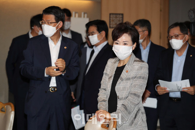 [포토]회의 참석한 김현미 국토교통부 장관