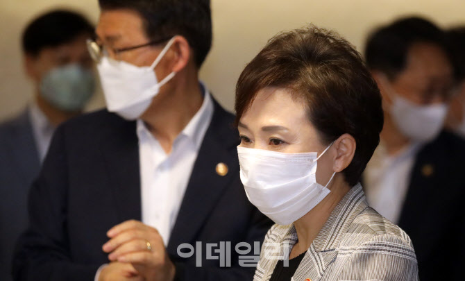 [포토]관계장관회의 참석하는 김현미 장관