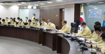 文대통령 2년째 여름휴가 반납이 불러온 '나비효과'