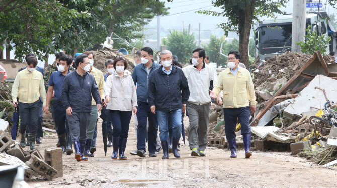 [포토]이천 수해현장 방문한 미래통합당 지도부