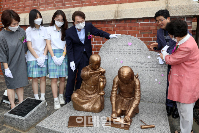 [포토] 배화여고에 설치된 항일독립운동여성상