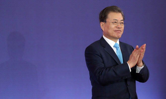 文대통령 “오늘부터 청년기본법…청년과 함께 꿈 이룰 것”