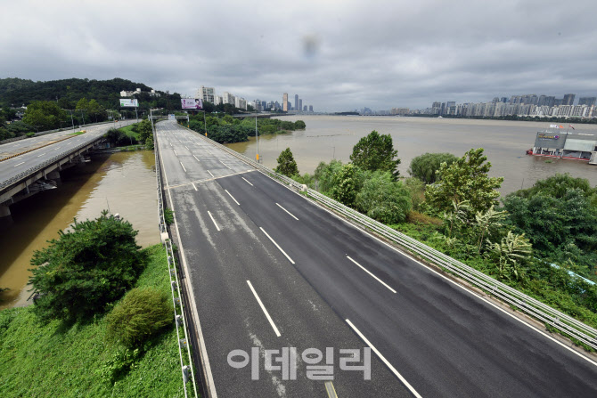 [포토]침수로 통제된 올릭픽도로