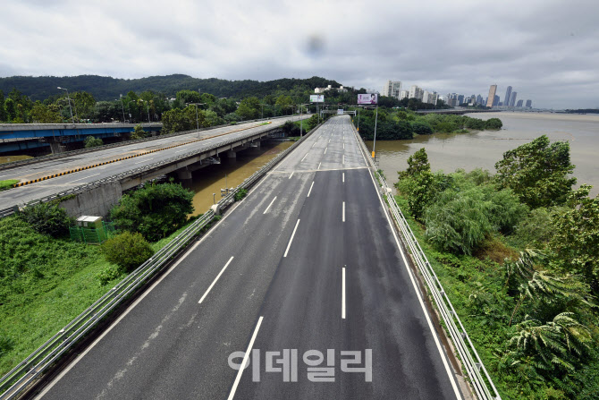 [포토]불어난 한강물로 인해 통제된 올림픽도로 동작대교-양화IC구간