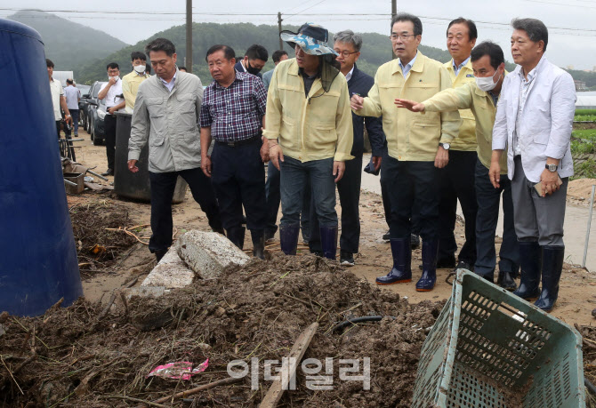 [포토] 천안 피해현장 찾은 이성희 농협회장