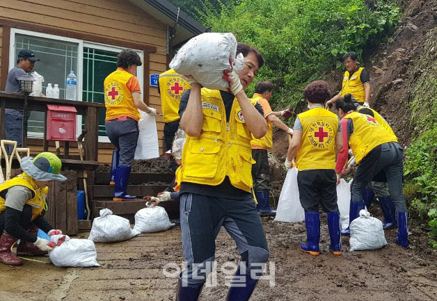 [포토] 침수피해 가구 복구작업