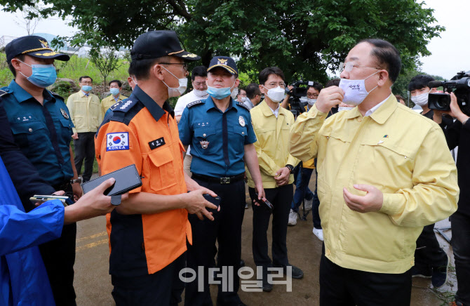 홍남기, 의암댐 사고현장 방문 “집중호우 피해 국고 지원”