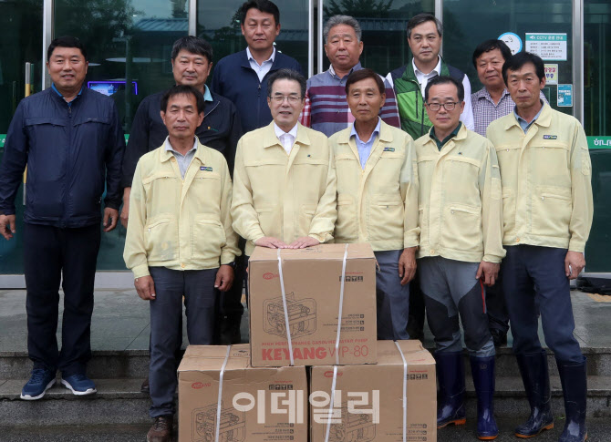 [포토] 이성희 농협회장, 침수피해 지역에 양수기 전달