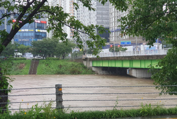 전북 300㎜ 폭우로 천변주차장·도로·공원탐방로 등 출입통제
