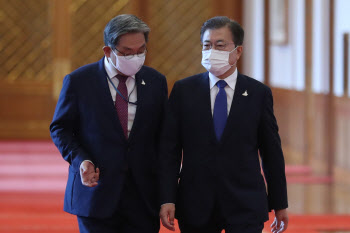 ‘조롱’ 쏟아지는 ‘사표’ 받아든 文대통령, ‘결단’에 주목
