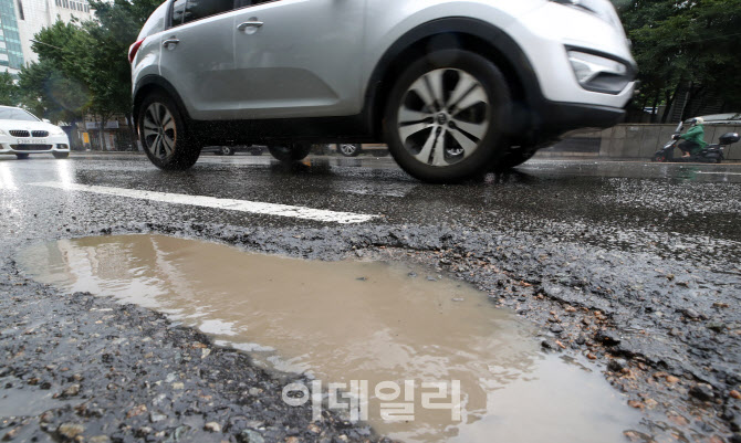 [포토]도로 곳곳 지뢰 포트홀