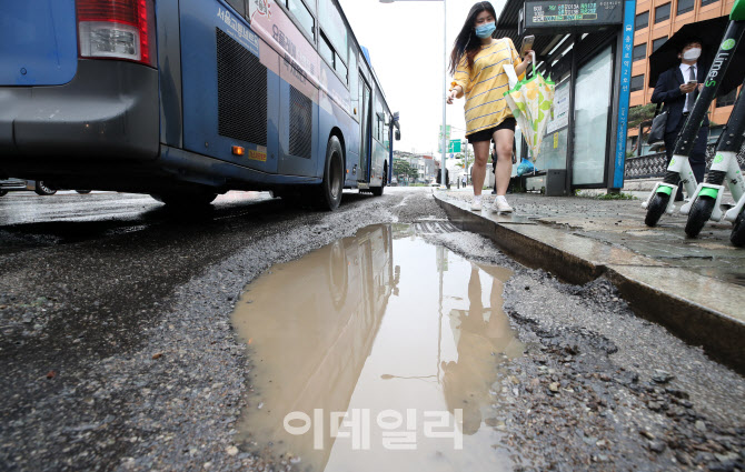 [포토]장마철 도로 불청객 ‘포트홀’