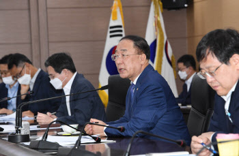 홍남기 “호우 피해 재정지원 속도전…신속 대응하라”