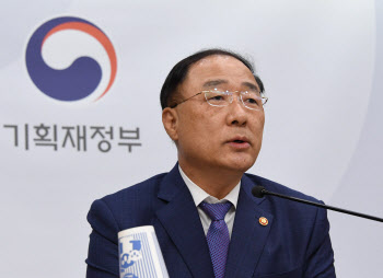 홍남기 “부동산 정책 책임 있다면 내각이 책임질 사안”