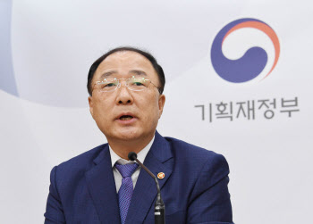 홍남기 “공공재건축 8~9월 첫 발굴…중저가주택 재산세율 인하”(상보)