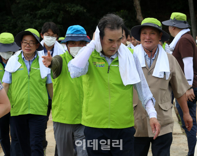 [포토] 봉사활동에 구슬땀 딱는 이성희 농협회장