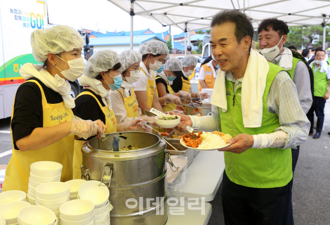 [포토] 밥차 점심배식받는 이성희 농협회장