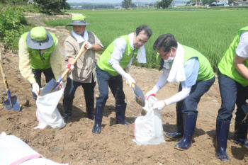 창립기념식 대신 일손 돕기…수해현장 찾은 농협회장