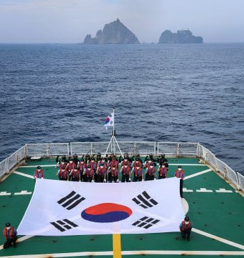 광복절 수도권 최대 300mm 물폭탄…남부지역 33~35도 폭염