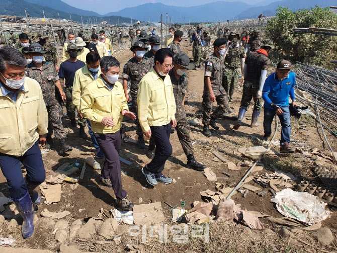 정경두 국방 "장병 1명, 4~5명 몫…수해복구 장병들 대견"