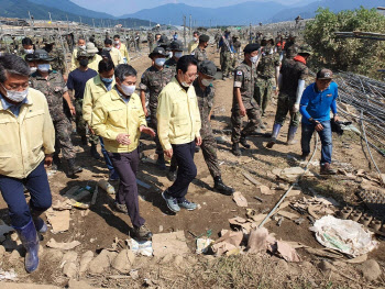 정경두 국방 "장병 1명, 4~5명 몫…수해복구 장병들 대견"